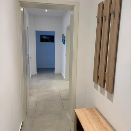 Moderne 2- Zimmer- Monteurwohnung, Gute Verkehrsanbindung, Internet Inklusive דירה *