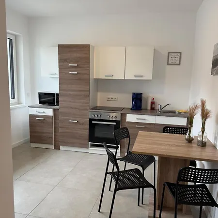 Moderne 2- Zimmer- Monteurwohnung, Gute Verkehrsanbindung, Internet Inklusive Apartamento *